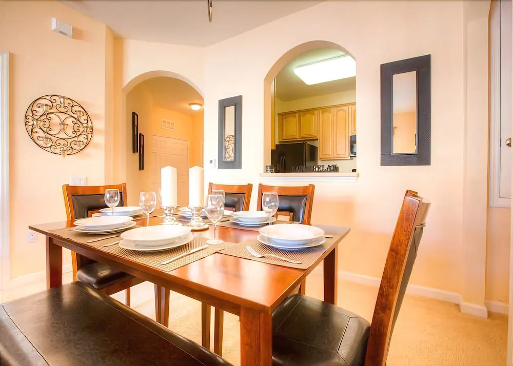 Gorgeous Top-Floor Condo w Private Balcony
