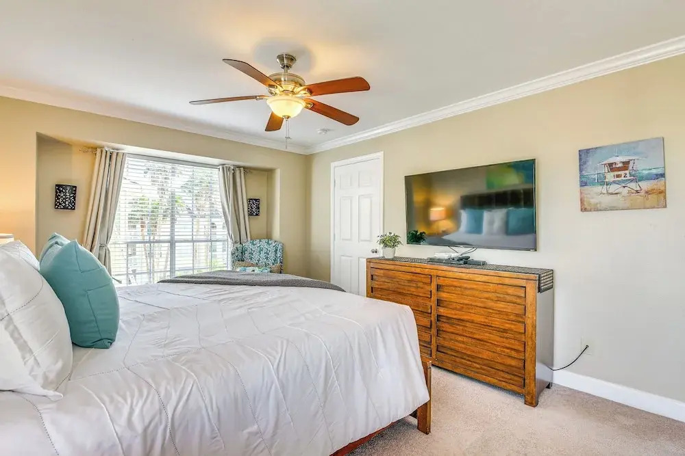Walk to Babe's Beach! 3rd-floor Condo w/ Pool