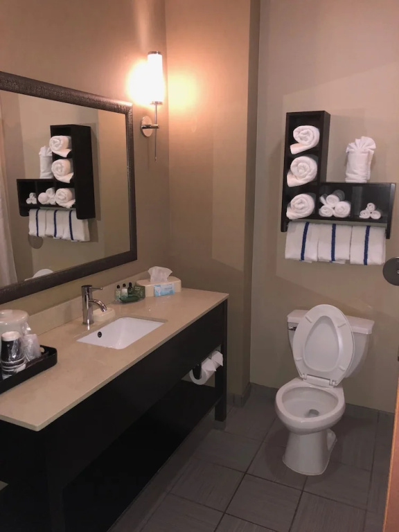 Countryview Inn & Suites
