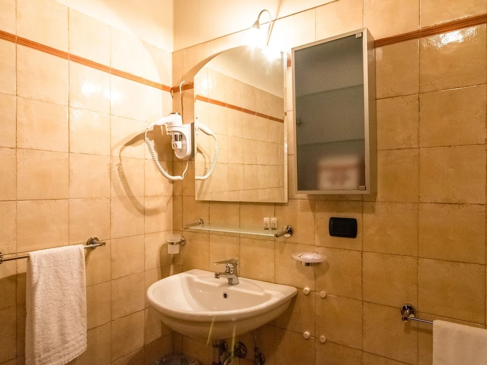 Estate With 5 Apartments, Swimming Pool, Large Garden