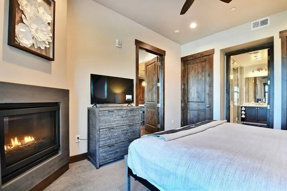 Blackstone Beauty 2 Bedroom Condo by RedAwning