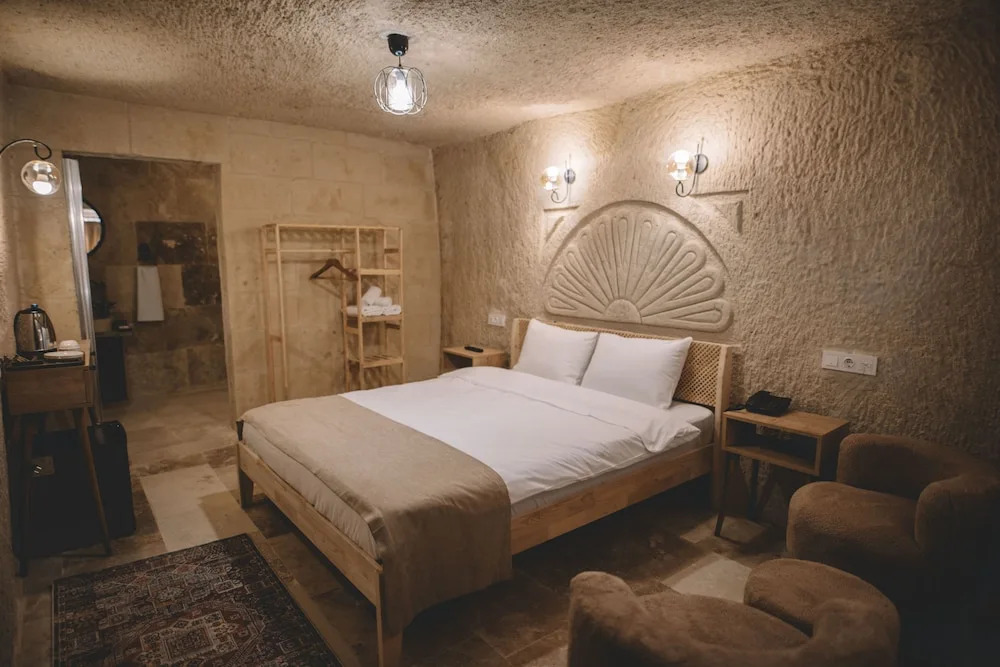 DAPHNE CAVE HOTEL