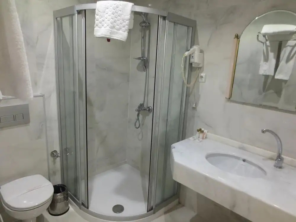 Eyna Hotel