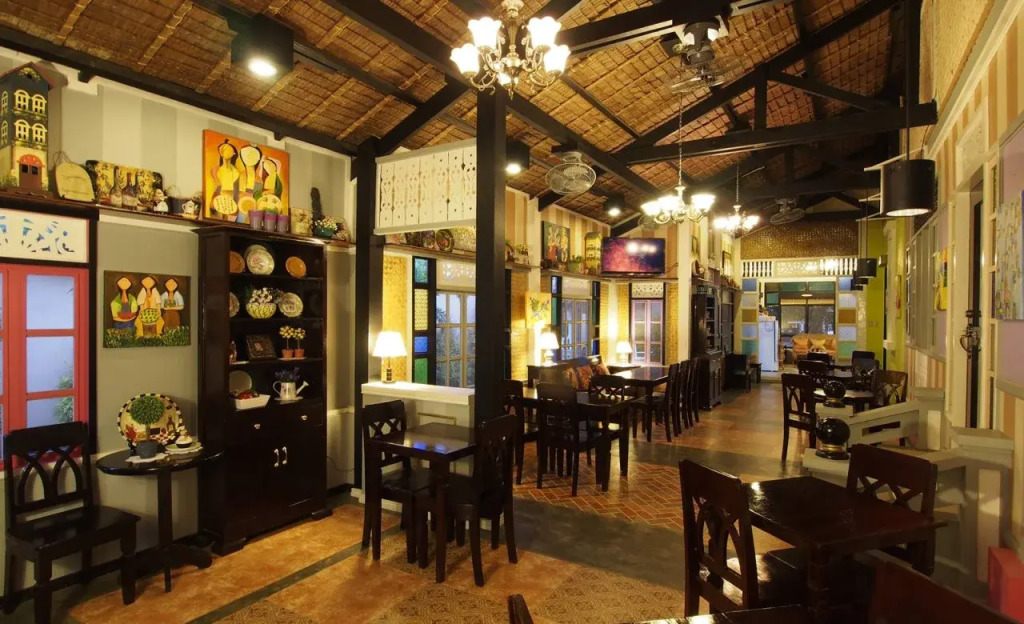 Purple Fountain Inn & Hostel