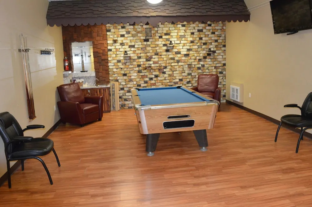 Econo Lodge Inn & Suites