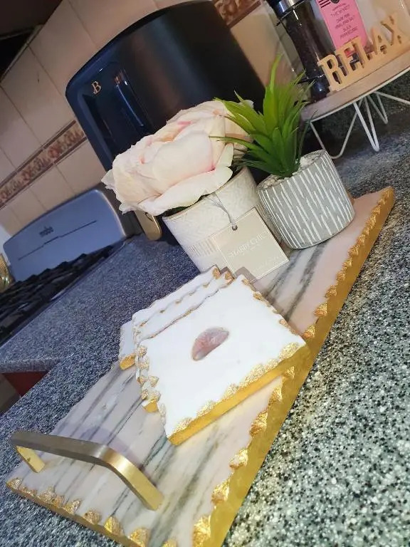 Lovely 3-bedroom unit with free parking, wifi.