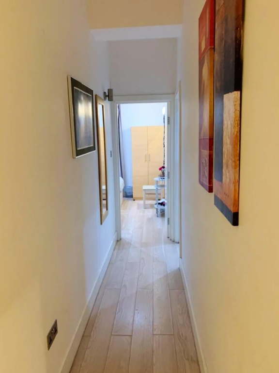 House With one Bedroom in Greater London, With Wonderful City View, Terrace and Wifi