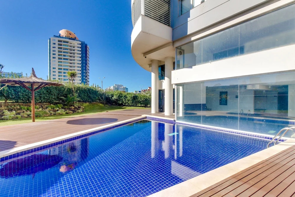 Comodo apartamento c/ piscina interior y exterior