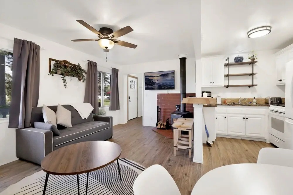 2153-the Cottage 2 Bedroom Home by RedAwning