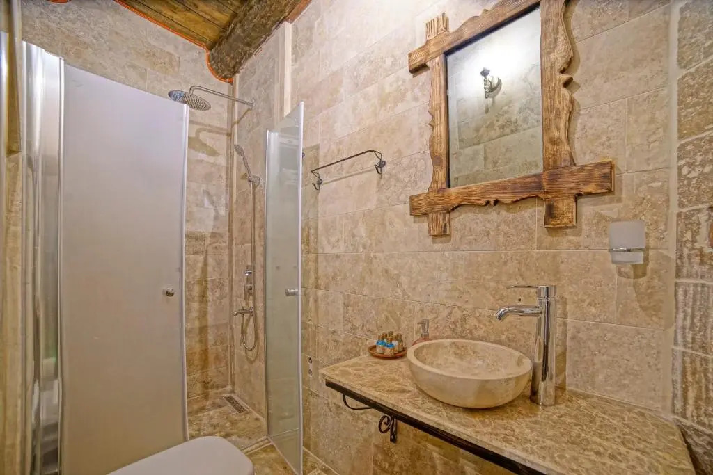 Risus Cave Suites