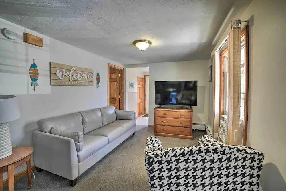 Apt. Walking Distance to OOB Pier & Saco Bay