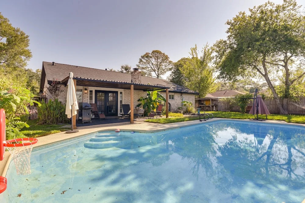 Central Seabrook Home: Pool ~ 2 Mi to Nasa Center!