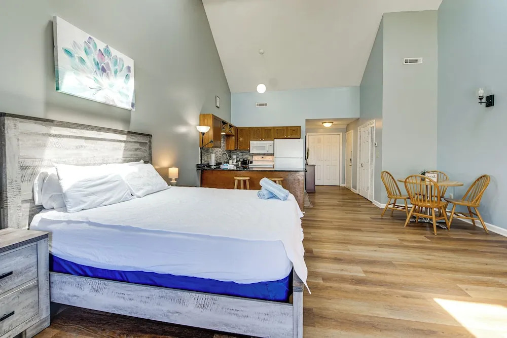 4 Mi to Cherry Grove Beach: Studio w/ Pool!