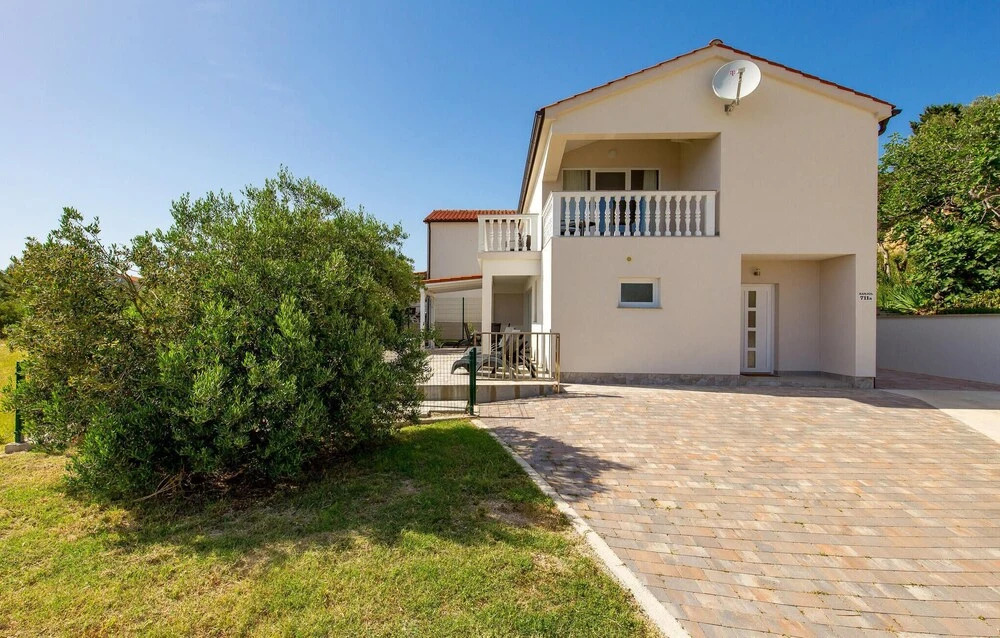 Awesome Home In Banjol