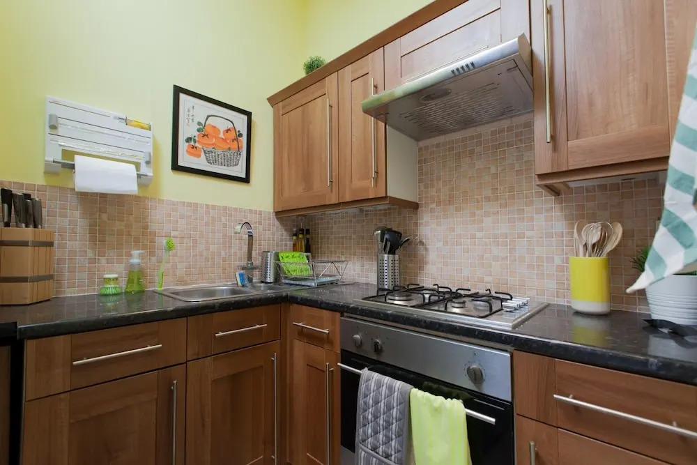 Traditional 1BR Tenement in Leith Walk Area for 2