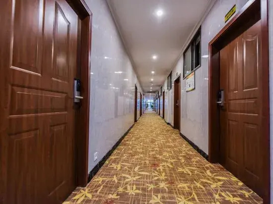 Chongqing Xinhe Express Hotel (Lianhua Light Rail Station)
