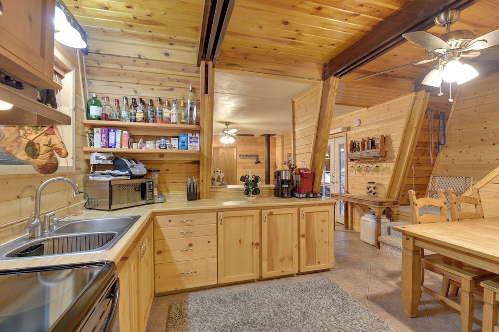 Near Hiking & Golfing: Munds Park Cabin w/ Deck!