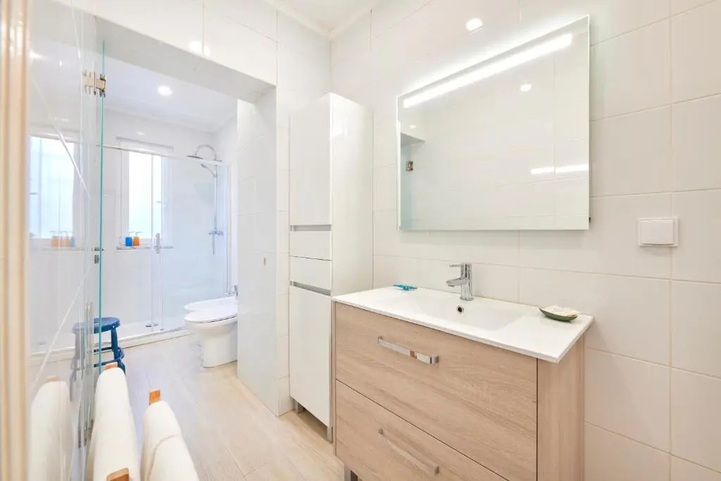 Charming 3BR APT w/ patio, by TimeCooler