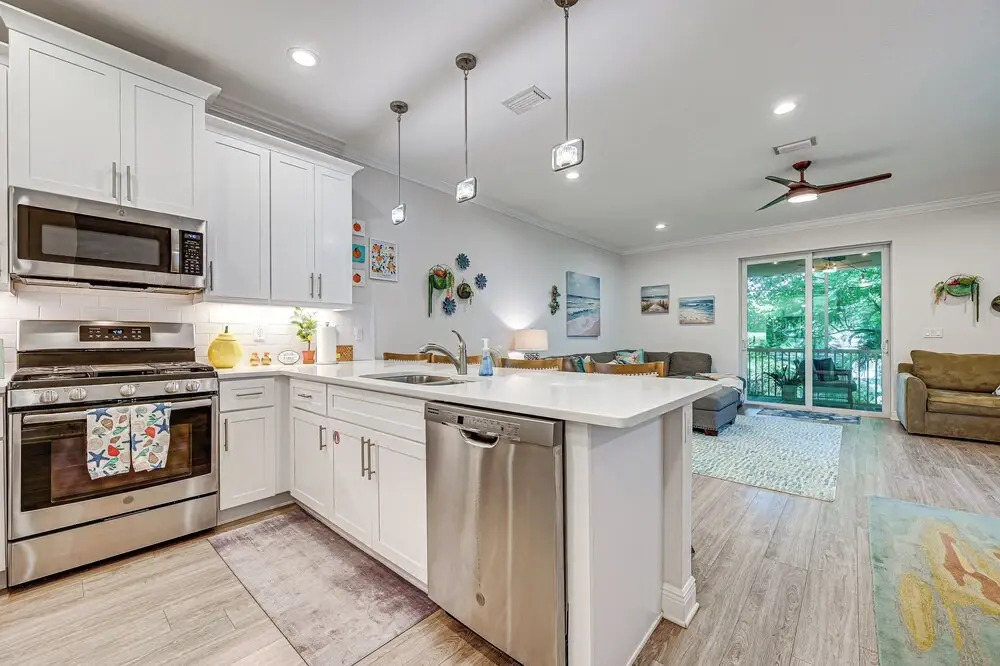 Airy Coastal Casa on Park: 6 Mi to Honeymoon Isle!