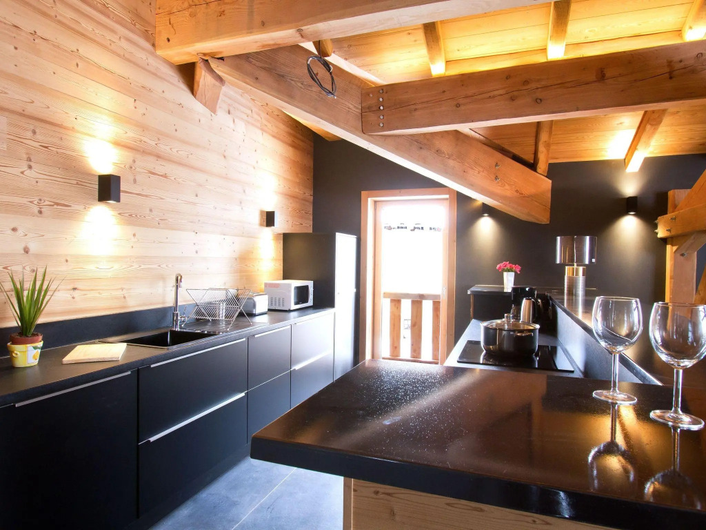 Luxury apartment with a hot tub in the heart of Huez Village