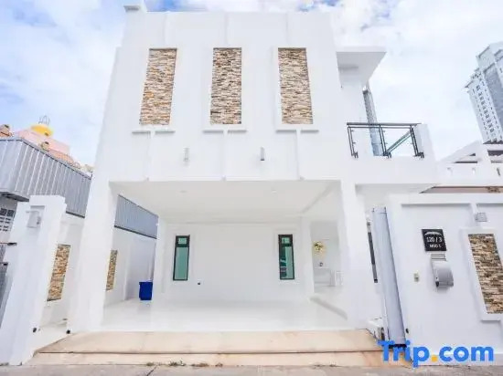Jomtien Beach Access 200 m. Spacious 4BR Pool Villa - VVP31.11