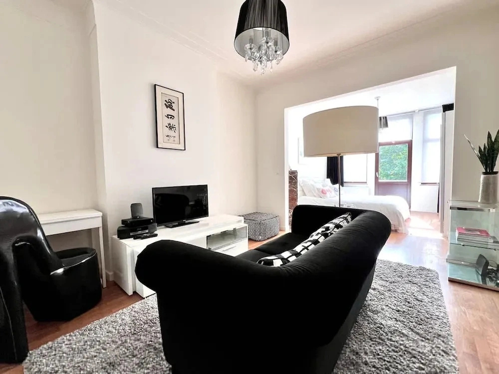 A Chic Haven in the Heart of Urban Nature