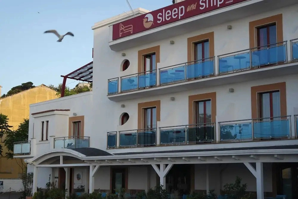 B&B Marina Sleep And Ship