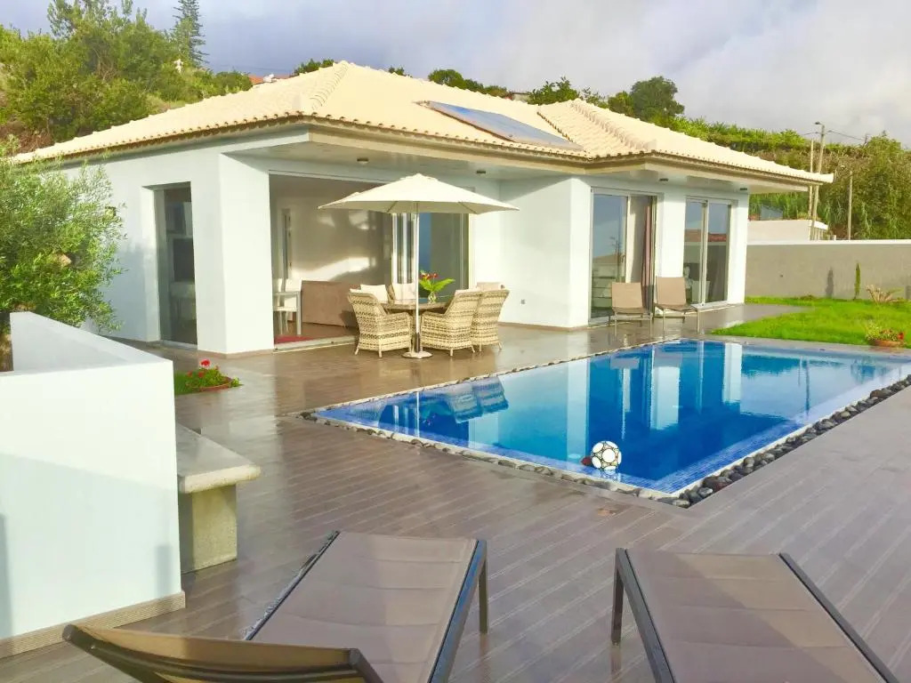 Villa Pinheira III heated pool