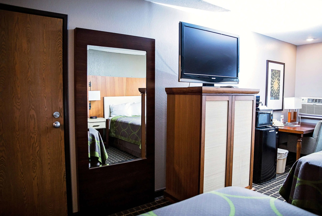 Super 8 by Wyndham Holbrook