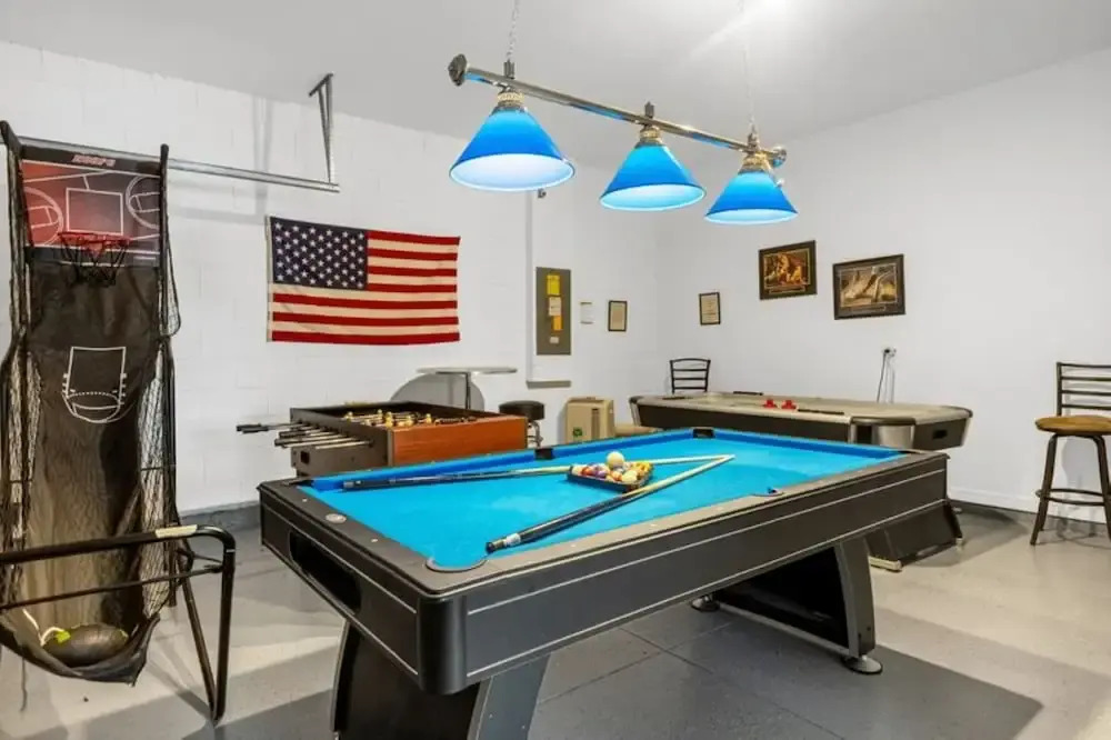 325 6Br - Modern two Storie Home With Games