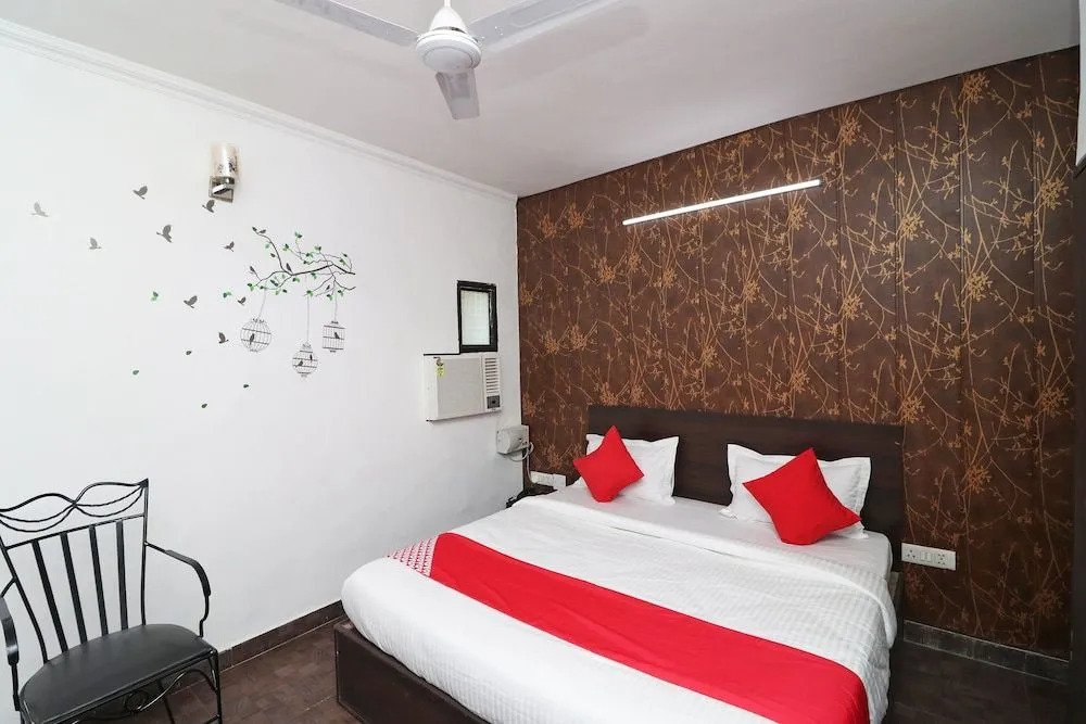OYO 40425 Hotel Dazzle Inn