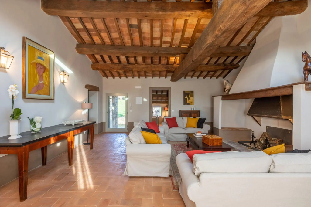 Podere Acqua Calda is an old stone farmhouse, recently renovated, located within walking distance fr-Podere Acqua Calda