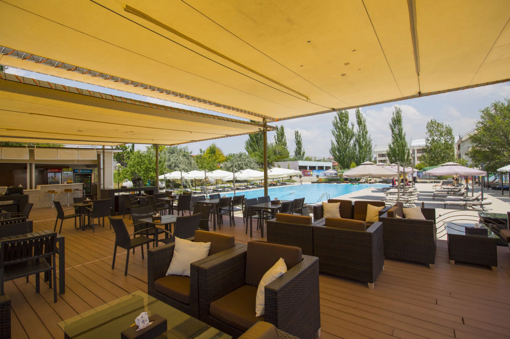 Отель Cross Apartments and Tours