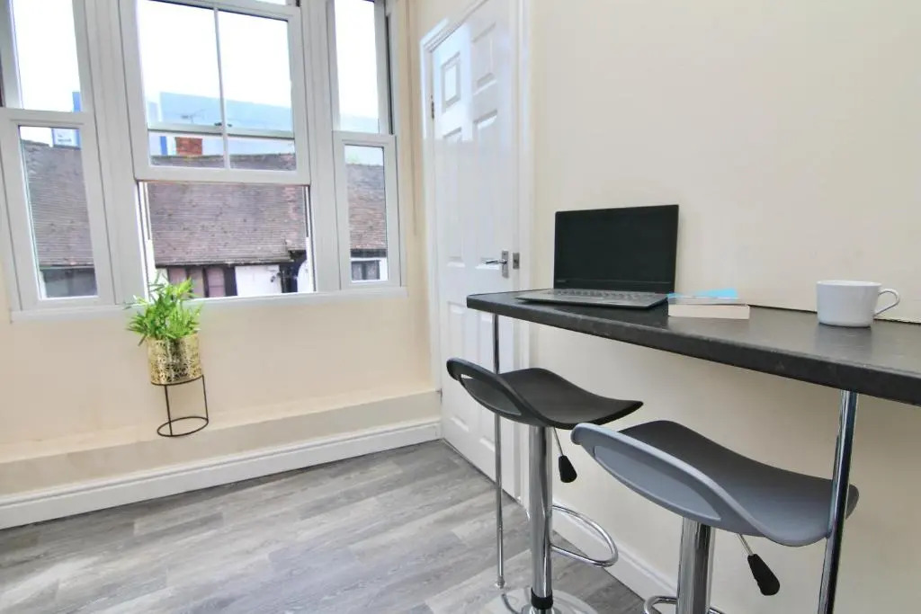 Twin Bed Studio Near Train Station, Netflix, WiFi