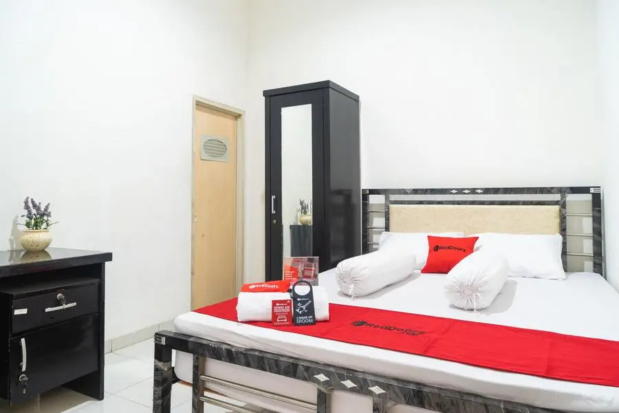 RedDoorz Syariah near Grand Galaxy Park