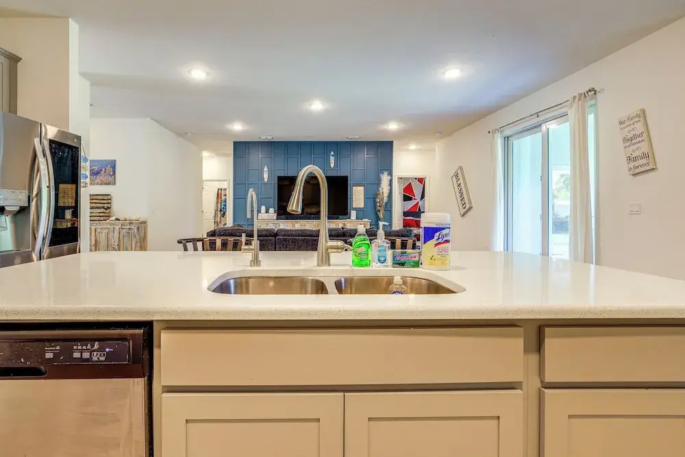 Spacious Home Near Dtwn Psl: Travel Nurses Welcome