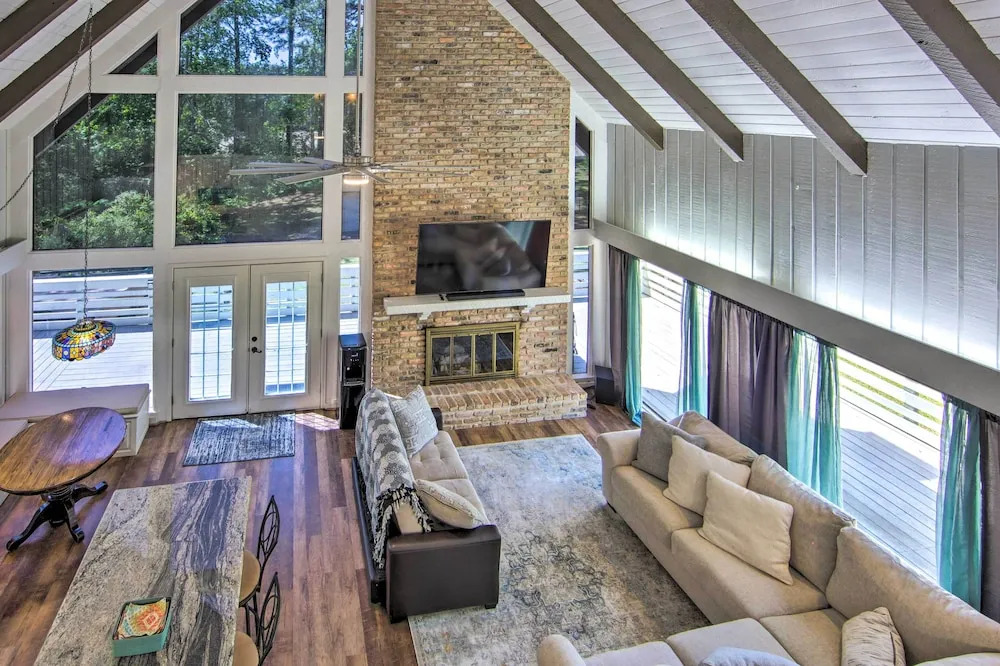 Brookeland Resort Cabin w/ Golf + Lake Access