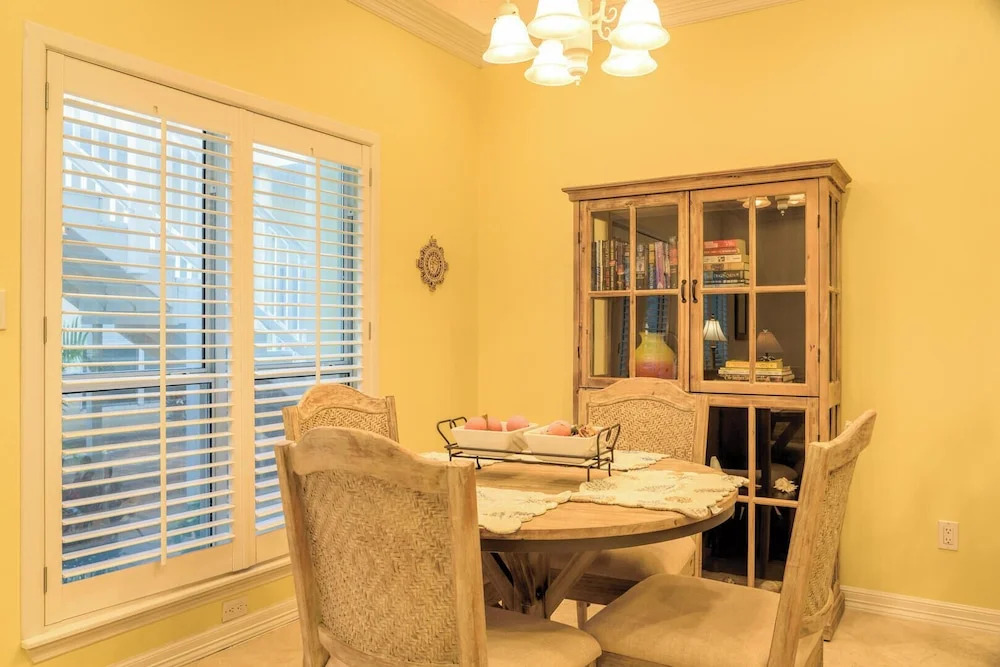 Spacious Ground Floor Condo With Semi-private Pool, 1 Block to Beach