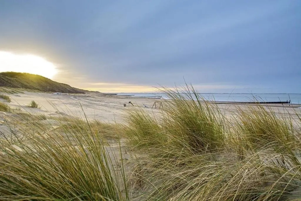 AMAZING BEACH & SUNSETS JUST 75m FROM THE BEACH