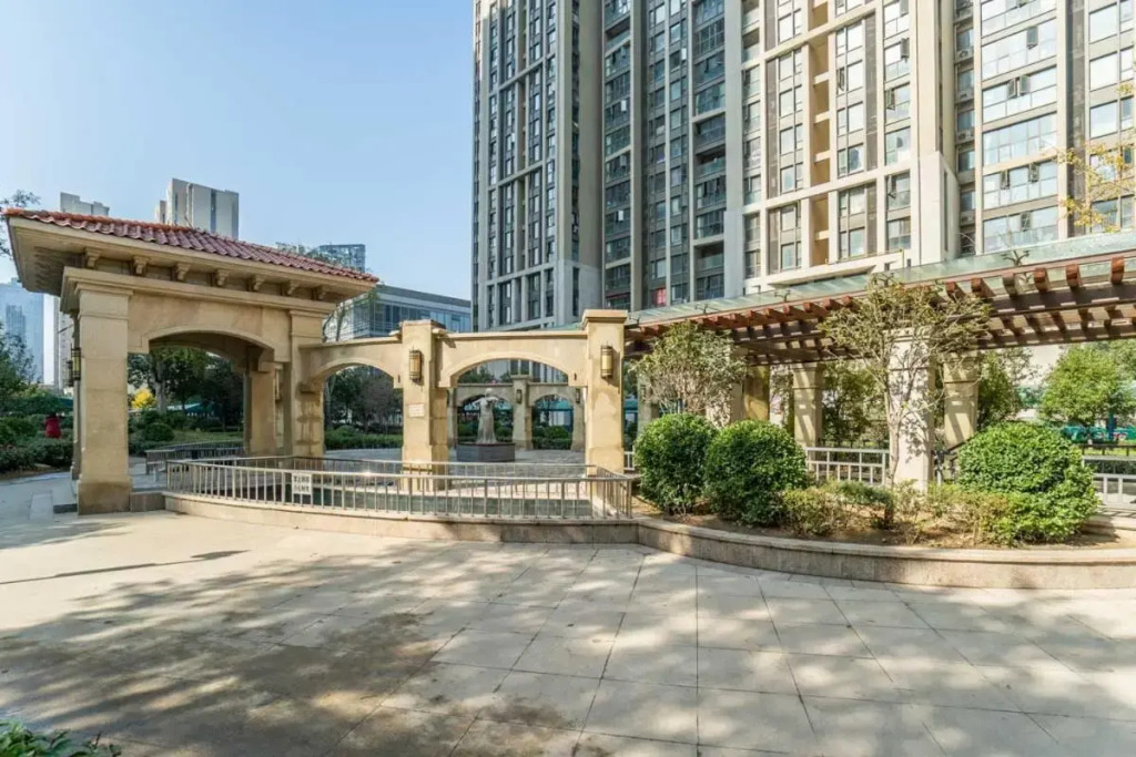 Zhengzhou Zhongyuan·Shenglong square