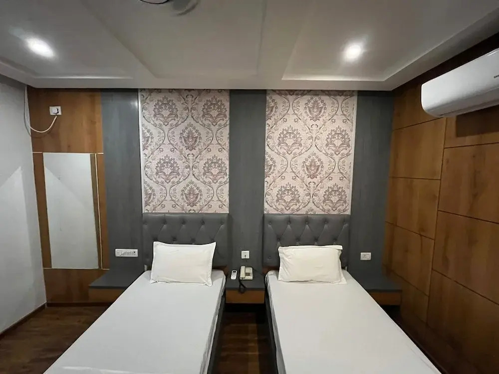 OYO 26773 Hotel Satyam Inn