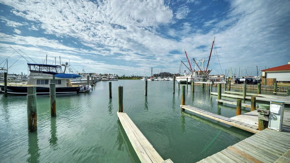 Sleeps 19 2 Homes w/ Pool, Foosball+shuffleboard Mins to the Beach + Shops