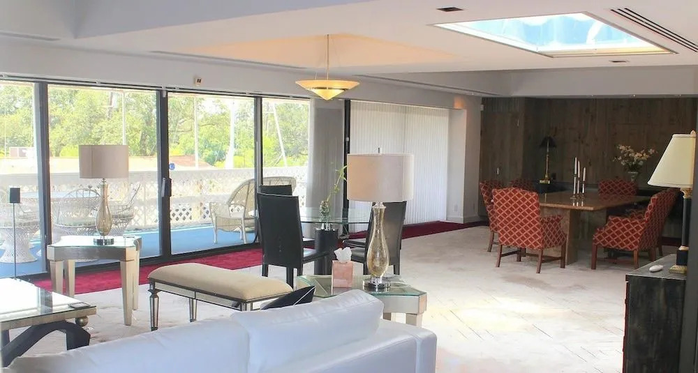 Hosteeva Marina Luxury Suites