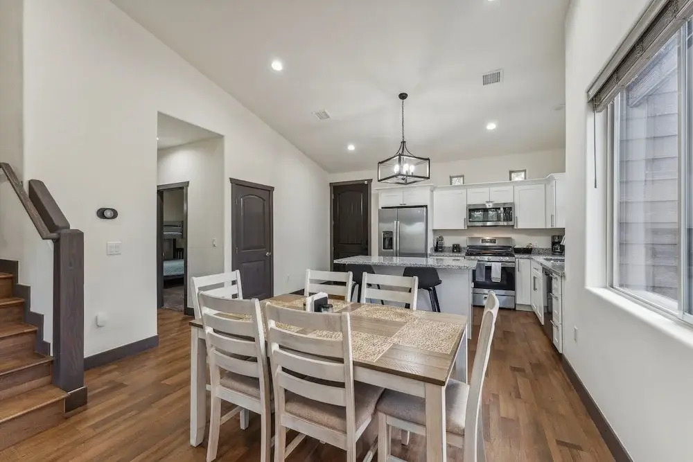 Scenic Golf Retreat With Modern Comforts & Fireplace 4 Bedroom Townhouse