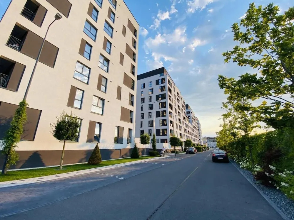 Deluxe Apartment with Balcony & Parking