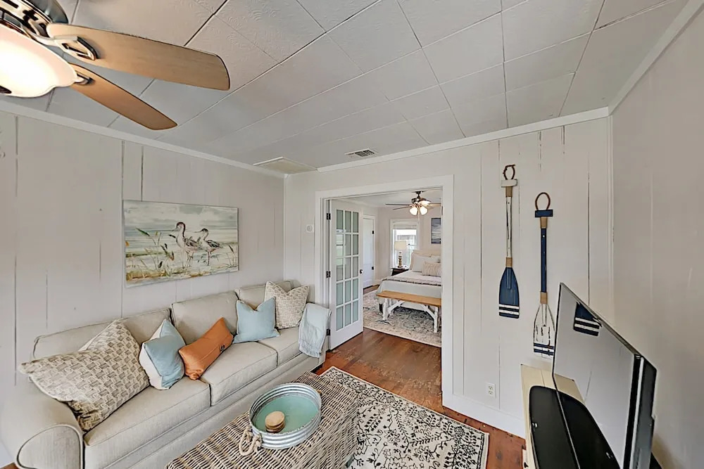 Charming Downtown Getaway W/ Spacious Interior 2 Bedroom Home