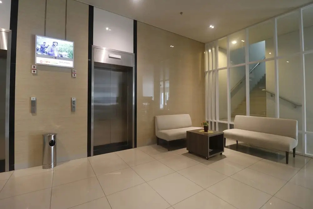RedDoorz Apartment near Summarecon Mall Serpong