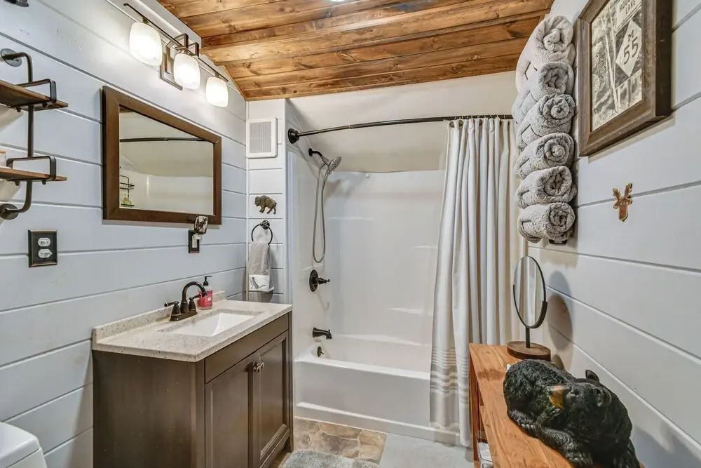 Family-friendly Cabin: Walk to Lake Access!