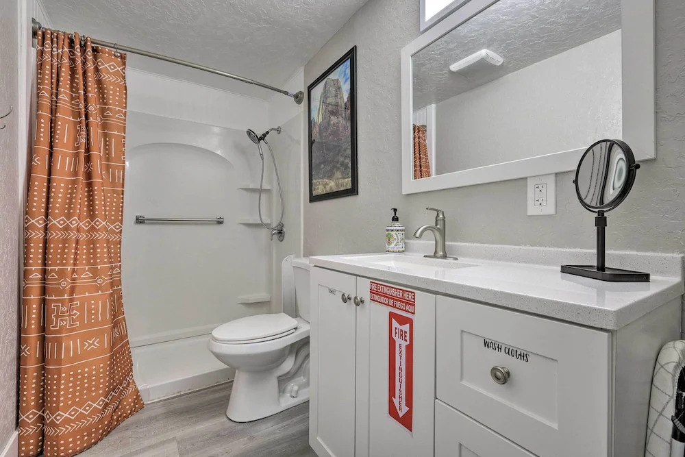 On-site Trails! Hot Tub Hideaway in Zion Area