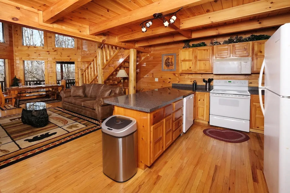 Smoky Treehouse Lodge #614